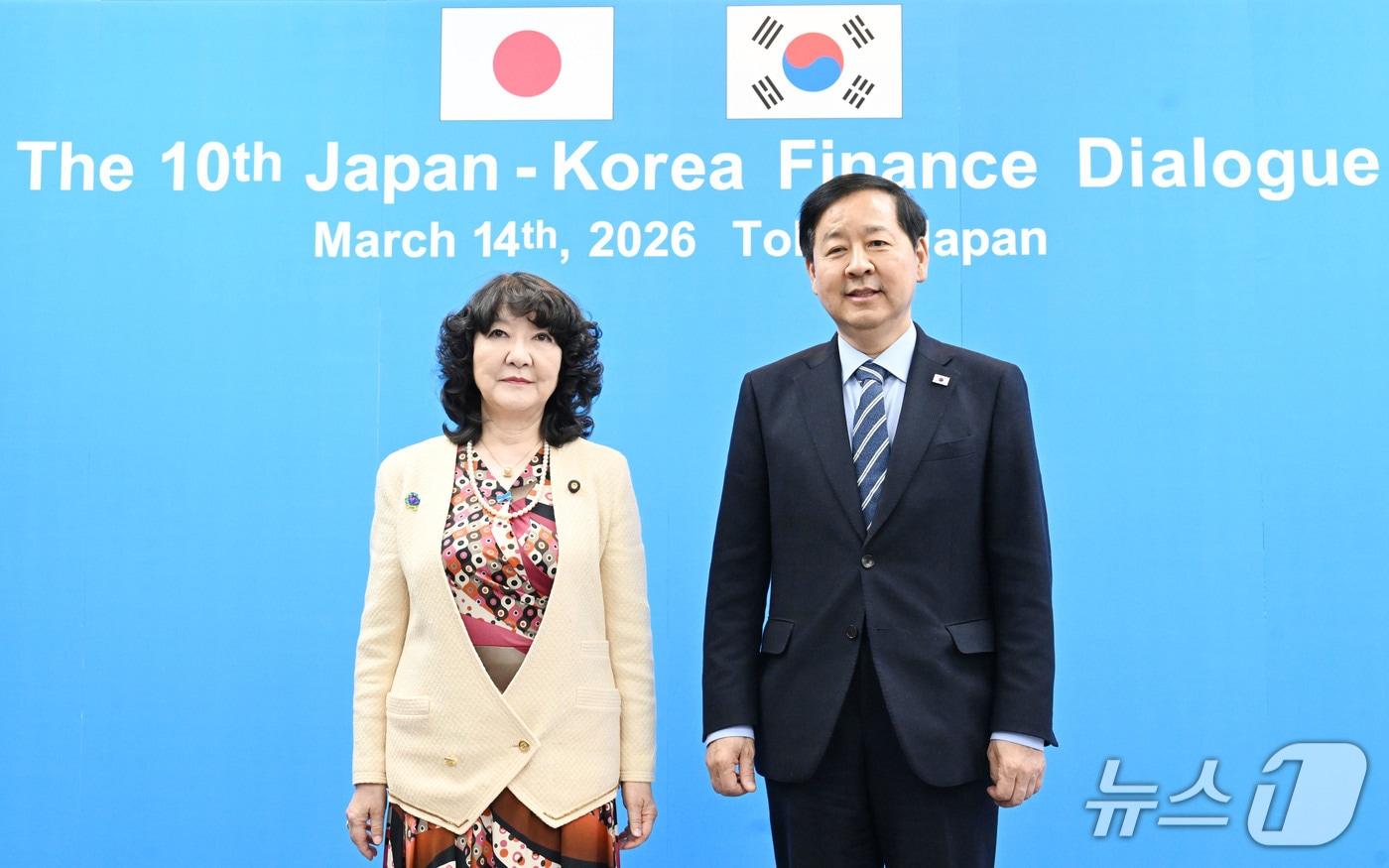 본문 이미지 - 구윤철 부총리 겸 재정경제부 장관이 14일 오후(현지시간) 일본 도쿄 재무성에서 열린 '제10차 한-일 재무장관회의'에 참석, 회의 시작에 앞서 카타야마 사츠키 일본 재무장관과 기념사진을 찍고 있다. (재정경제부 제공. 재판매 및 DB 금지)