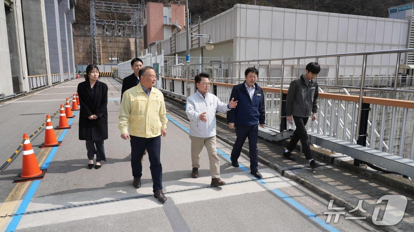 본문 이미지 - 육동한 춘천시장, 문화·관광시설 찾아 안전관리 상태 점검.(춘천시 제공, 재판매 및 DB금지)