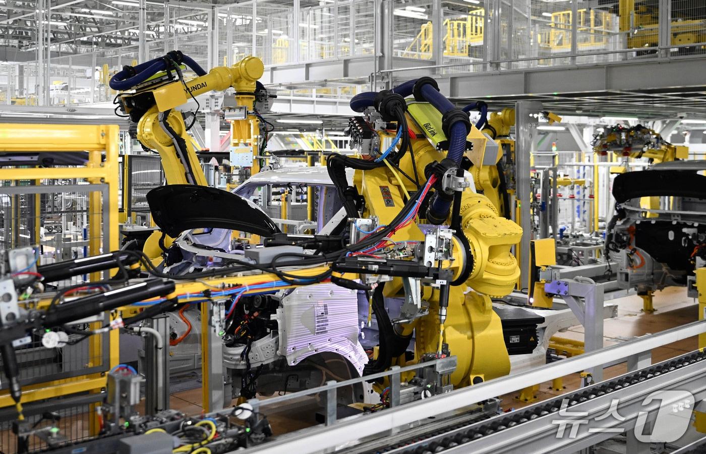 본문 이미지 - 지난 12일 경기 화성 기아 화성EVO플랜트 이스트(East) 헤드라이닝 장착 자동화 공정(현대차그룹 제공) 2026.3.15/뉴스1