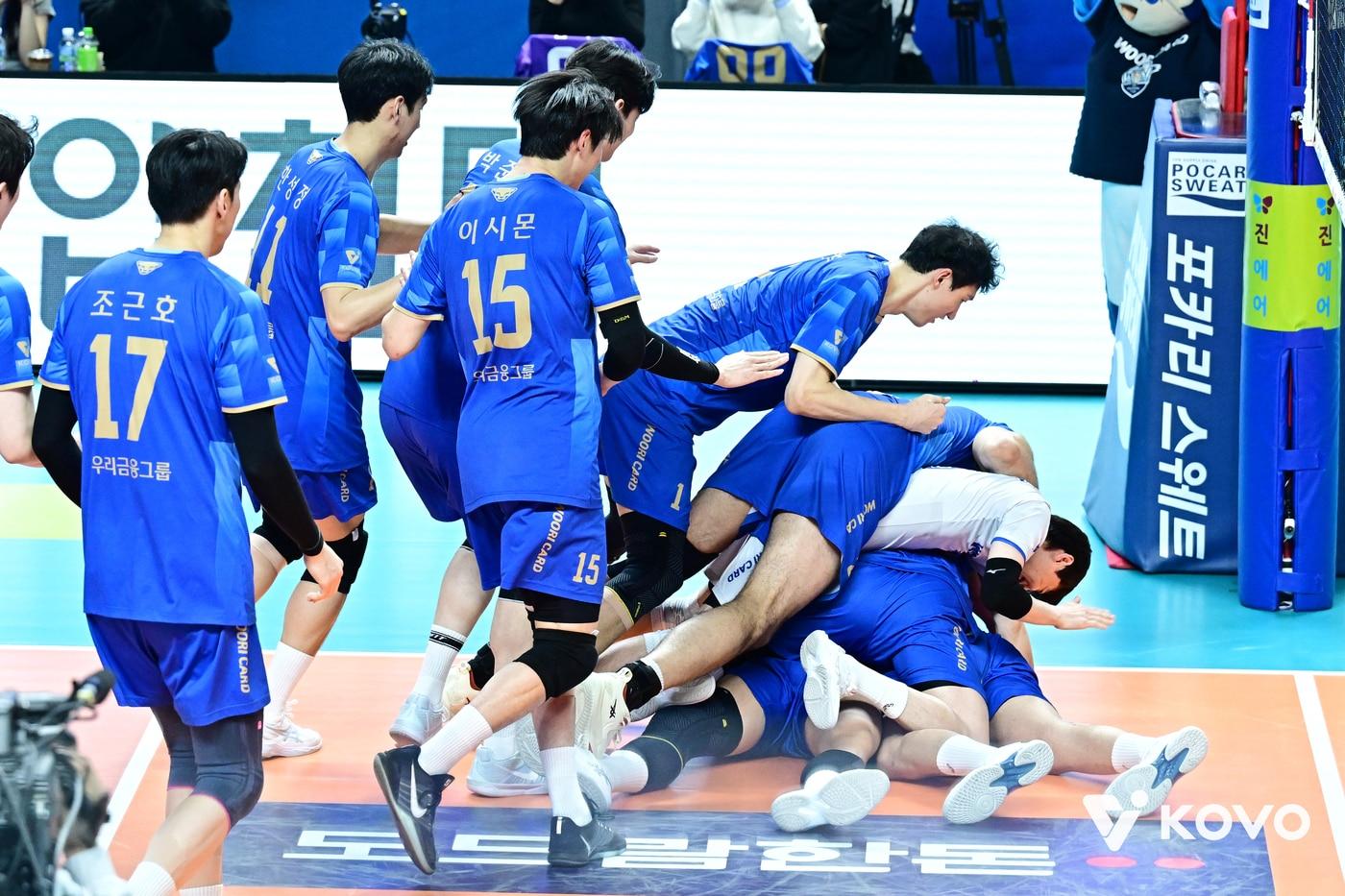 본문 이미지 -  우리카드가 한국전력을 꺾고 봄배구 불씨를 살렸다(KOVO제공)