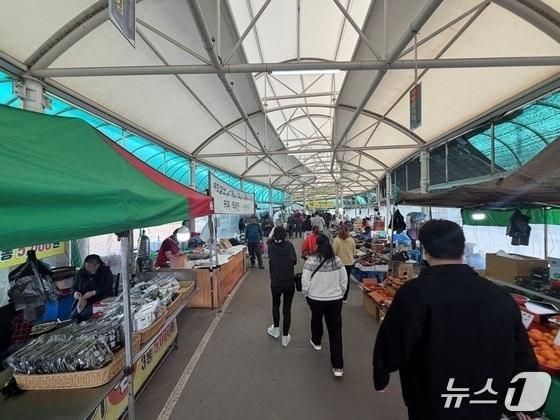 본문 이미지 - 14일 오후 2시쯤 강원 춘천 신북읍 율문리 오일장이 열리는 샘밭장터에 주말을 맞아 찾은 나들이객들이 물건을 사기 위해 발걸음을 옮기고 있다.2026.3.14 한귀섭 기자
