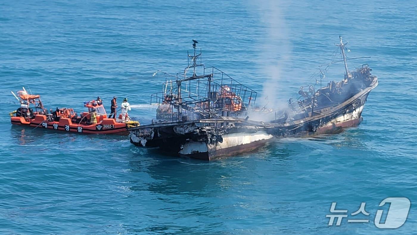 본문 이미지 - 14일 제주 차귀도 해상에서 화재가 발생한 29톤급 어선.(제주해양경찰청 제공. 재판매 및 DB 금지)