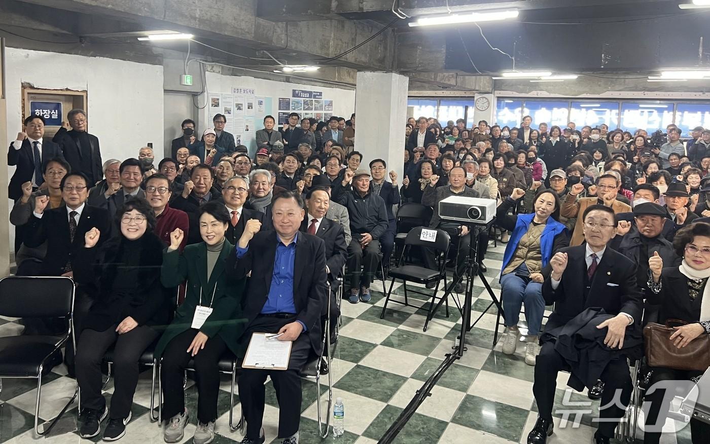 본문 이미지 - 14일 영도구 태종로에 위치한 김철훈 영도구청장 예비후보 선거사무실에서 열린 선거사무소 개소식에서 참석자들이 기념촬영을 하고 있다.(김철훈 선거캠프 제공. 재판매 및 DB금지)