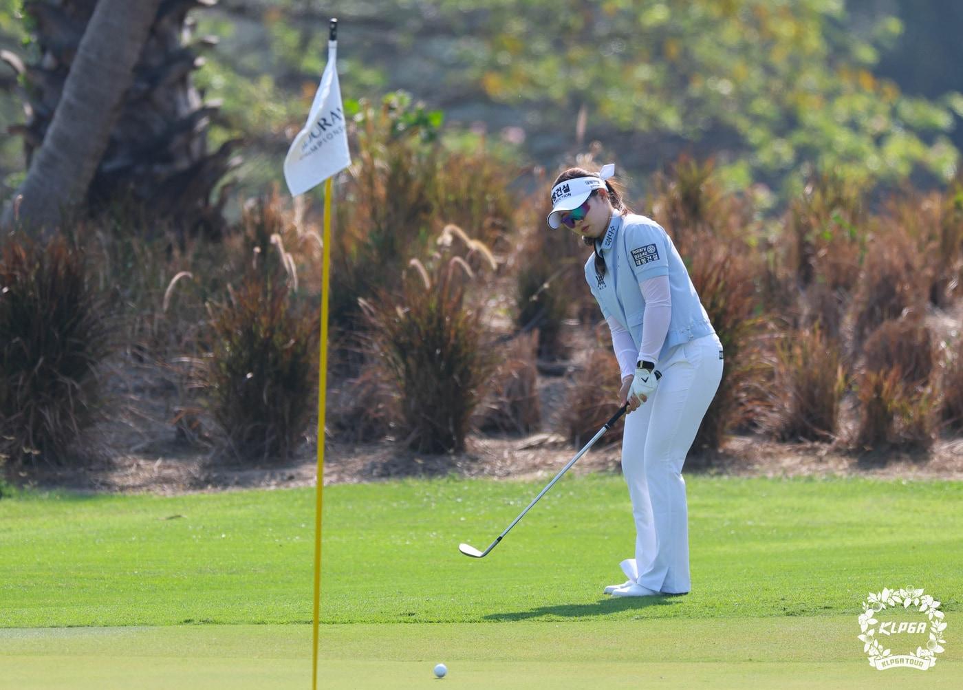 본문 이미지 - 임진영이 14일 태국 촌부리 아마타 스프링컨트리클럽에서 열린 KLPGA 해외 개막전인 ‘2026 리쥬란 챔피언십’ 3라운드 1번홀에서 칩샷을 하고 있다. (KLPGA 제공. 재판매 및 DB 금지) 2026.3.14 ⓒ 뉴스1