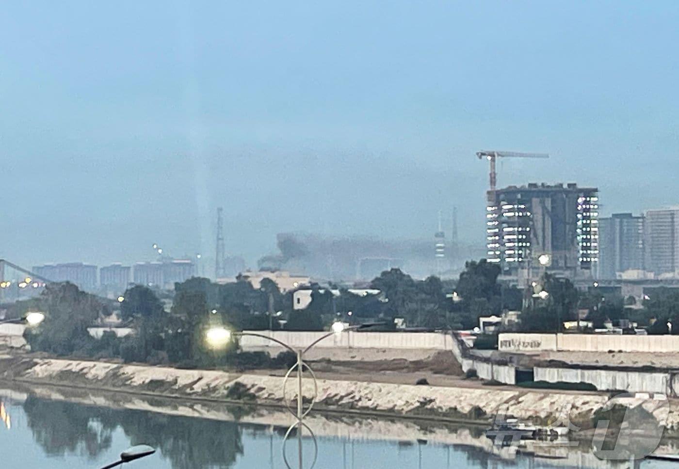 본문 이미지 - 14일(현지시간) 바그다드 주재 미국 대사관에 대한 드론 공격 후 연기가 피어오르고 있다. 2026.03.14. ⓒ AFP=뉴스1