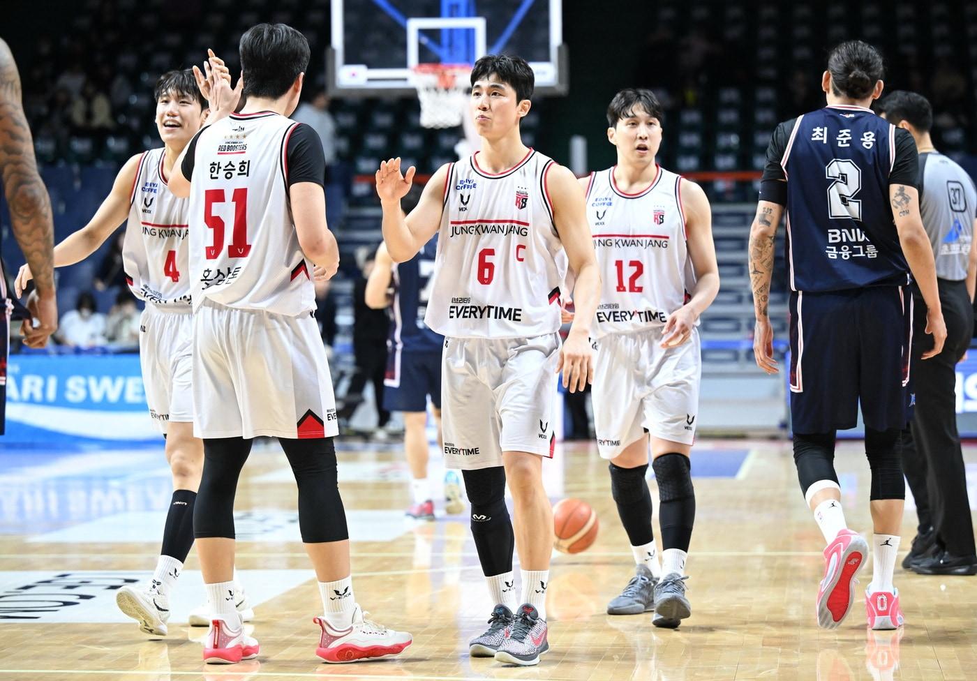 본문 이미지 - 안양 정관장이 부산 KCC를 꺾고 2위를 유지했다. (KBL 제공)