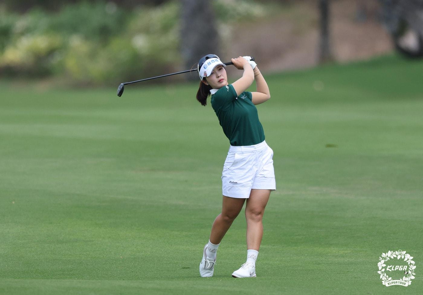 본문 이미지 - 전예성이 14일 태국 촌부리의 아마타스프링 컨트리클럽에서 열린 KLPGA 리쥬란 챔피언십 3라운드 3번홀에서 세컨드샷을 시도하고 있다. (KLPGA 제공)