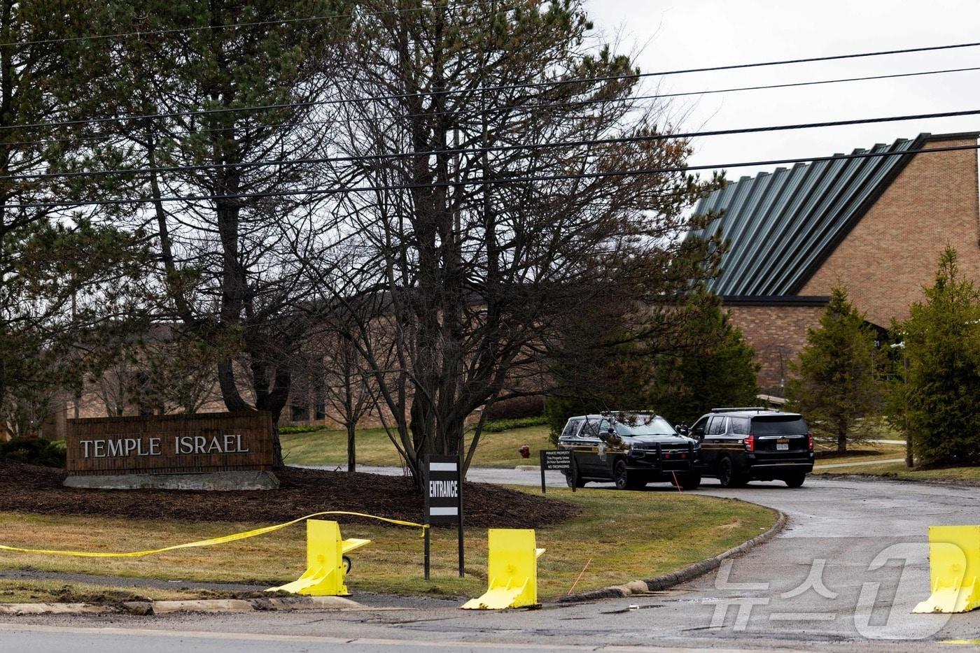 본문 이미지 - 지난 12일 차량 돌진과 총격 사건이 발생한 미국 미시간주 디트로이트 인근의 한 유대교 회당 2026.03.13. ⓒ AFP=뉴스1