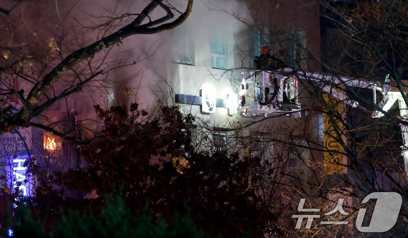 본문 이미지 - 14일 오후 서울시 중구 소공로 81 소공빌딩 3층에서 발생한 화재로 다량의 연기가 나오고 있다. 소방은 현재 대응 1단계를 발령하고 불길을 잡고 있으며, 경찰은 주위 시민들을 대피시키고, 통행을 통제하고 있다. 2026.3.14 ⓒ 뉴스1 박정호 기자