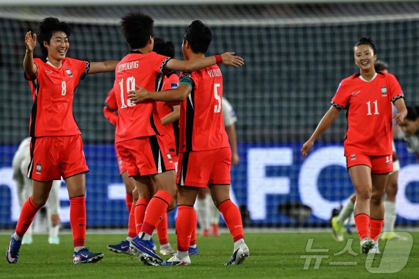 본문 이미지 - 여자 축구대표팀이 14일 호주 시드니의 스타디움 오스트레일리아에서 열린 우즈베키스탄과 2026 AFC 여자 아시안컵에서 득점 후 기뻐하고 있다. ⓒ AFP=뉴스1