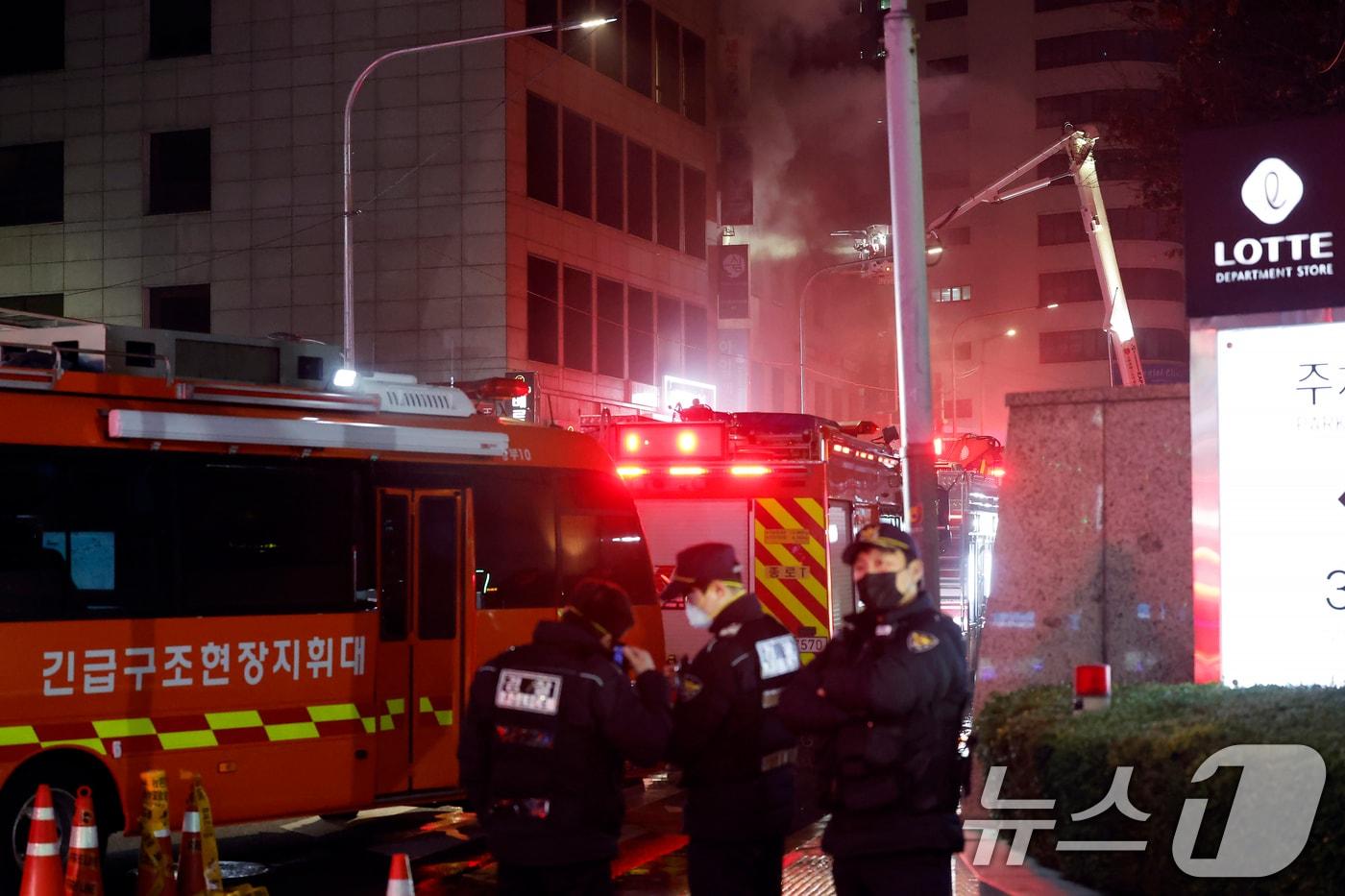 본문 이미지 - 14일 오후 서울시 중구 소공로 81 소공빌딩 3층에서 발생한 화재로 다량의 연기가 나오고 있다. 소방은 현재 대응 1단계를 발령하고 불길을 잡고 있으며, 경찰은 주위 시민들을 대피시키고, 통행을 통제하고 있다. 2026.3.14 ⓒ 뉴스1 박정호 기자