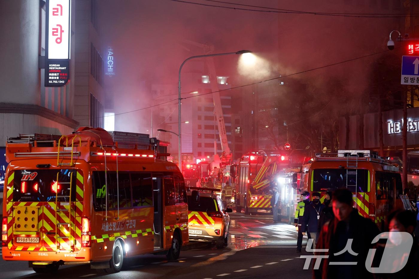 본문 이미지 - 14일 오후 서울시 중구 소공로 81 소공빌딩 3층에서 발생한 화재로 다량의 연기가 나오고 있다. 소방은 현재 대응 1단계를 발령하고 불길을 잡고 있으며, 경찰은 주위 시민들을 대피시키고, 통행을 통제하고 있다. 2026.3.14 ⓒ 뉴스1 박정호 기자