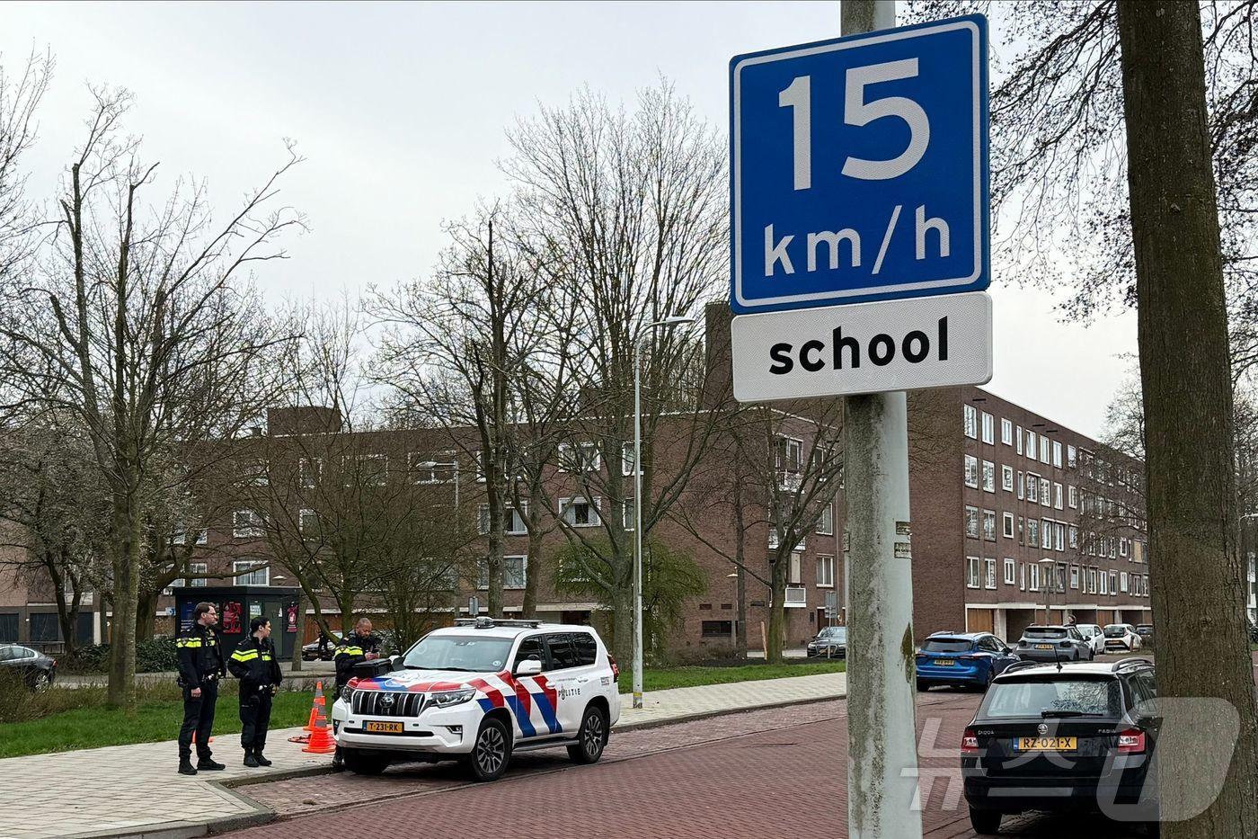 본문 이미지 - 14일(현지시간) 네덜란드 암스테르담의 한 유대인 학교 인근에 경찰차가 주차돼 있다. 이 학교에서는 전날 밤 폭발 사건이 발생했다는 신고가 접수됐다. 2026.03.14. ⓒ AFP=뉴스1