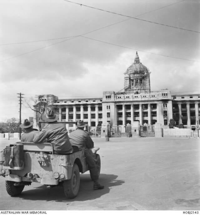 본문 이미지 - 한국전쟁 기간 중 재수복되고 있는 서울. (출처: Hobson, Phillip Oliver, 1951, Public domain, via Wikimedia Commons)