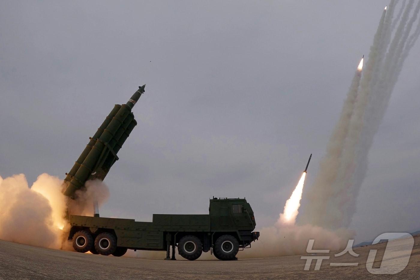 본문 이미지 - (평양 노동신문=뉴스1) = 지난달 14일 북한 인민군 서부지구 장거리포병구분대의 화력타격훈련. [국내에서만 사용가능. 재배포 금지. DB 금지. For Use Only in the Republic of Korea. Redistribution Prohibited] rodongphoto@news1.kr