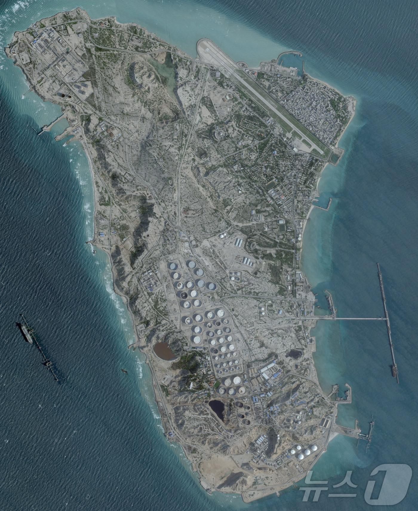 본문 이미지 - 이란 하르그섬을 촬영한 위성 사진. 2026.02.25 ⓒ 로이터=뉴스1