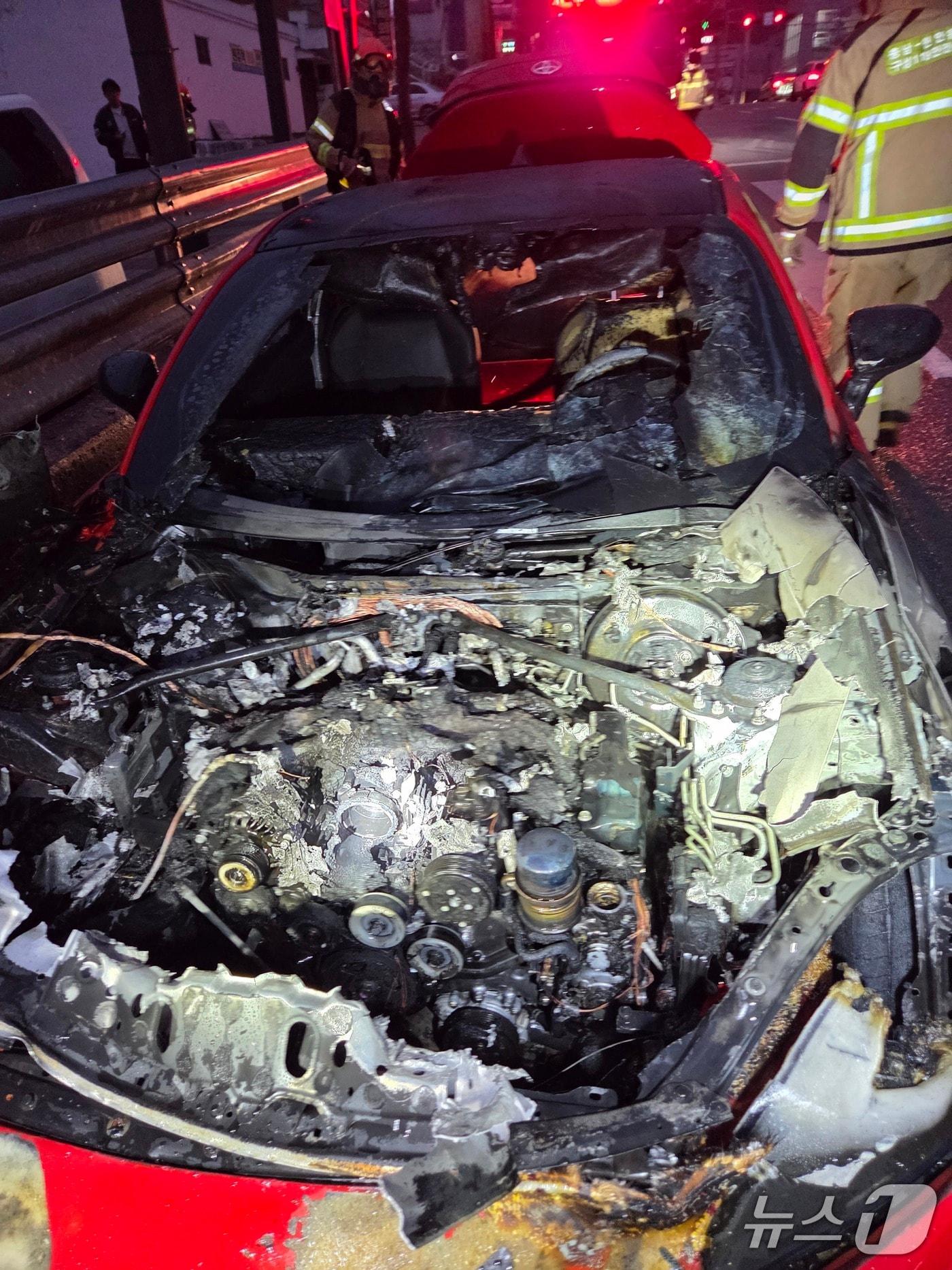 본문 이미지 - 불이 난 토요타 승용차(천안동남소방서 제공) /뉴스1