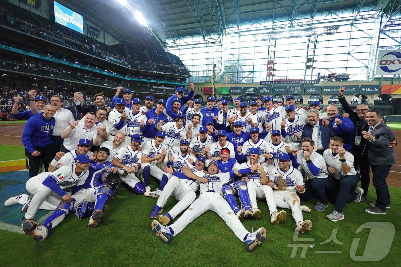 본문 이미지 - 이탈리아가 15일(한국시간) 열린 2026 WBC 8강전에서 푸에르토리코를 8-6으로 꺾고 4강에 진출했다. ⓒ AFP=뉴스1