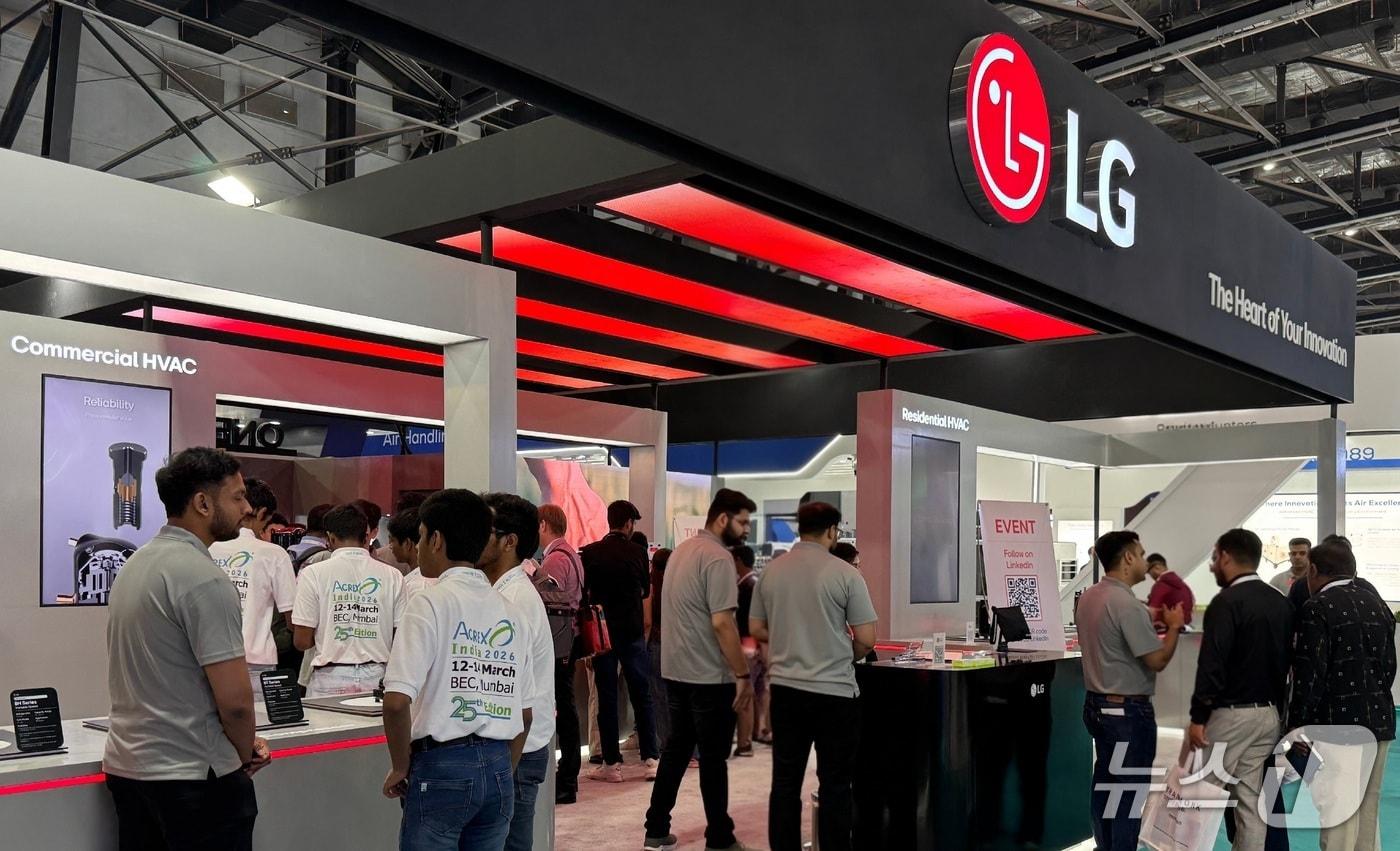 본문 이미지 -  LG전자가 12일 인도 뭄바이에서 열린 공조 전시회 'ACREX 2026'에서 최고 수준의 에너지 효율과, 작동 중 정전으로 인한 급정지시 발생하는 충격을 최소화하는 설계를 적용한 컴프레서 부품 라인업을 공개했다. (사진제공 = LG전자)