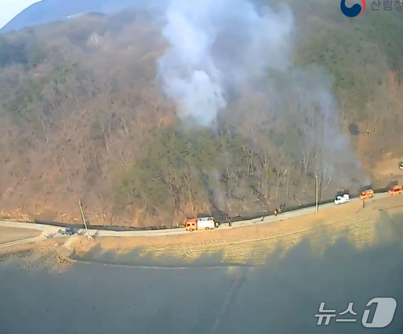 본문 이미지 - 14일 오후 4시18분쯤 경북 의성군 다인면 덕지리 야산에서 불이나 흰 연기가 피어오르고 있다.(산림청 제공. 재판매 및 DB 금지)2026.3.15/뉴스1