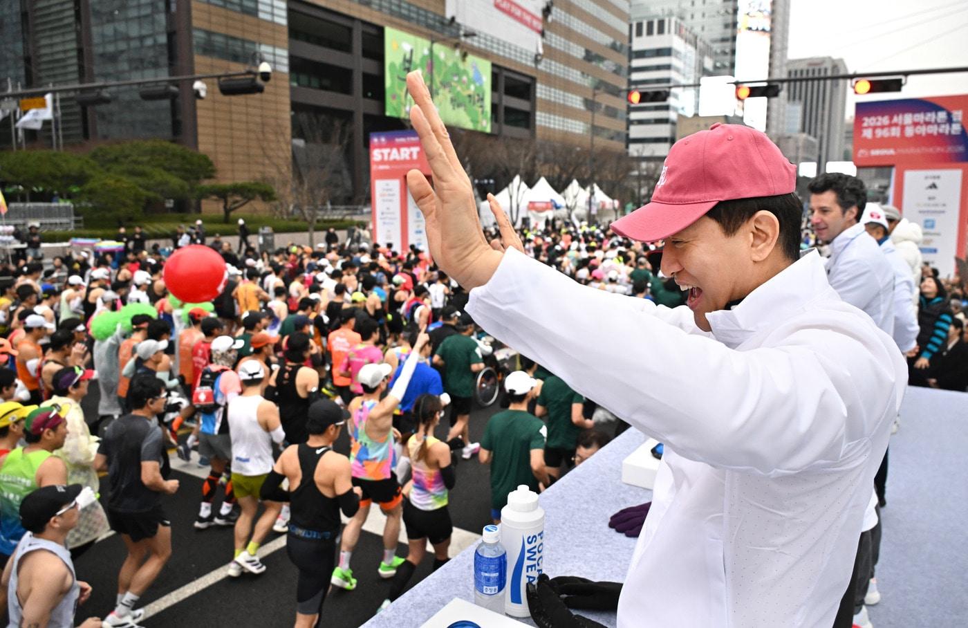본문 이미지 - 오세훈 서울시장이 15일 '2026 서울마라톤' 참가자들을 응원하고 있다.(서울시 제공)