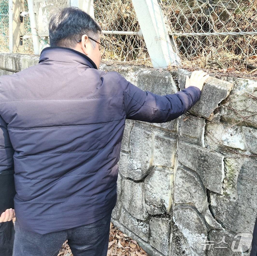 본문 이미지 - 해빙기 취약시설 안전 점검 장면(옥천군 제공. 재판매 및 DB금지) 