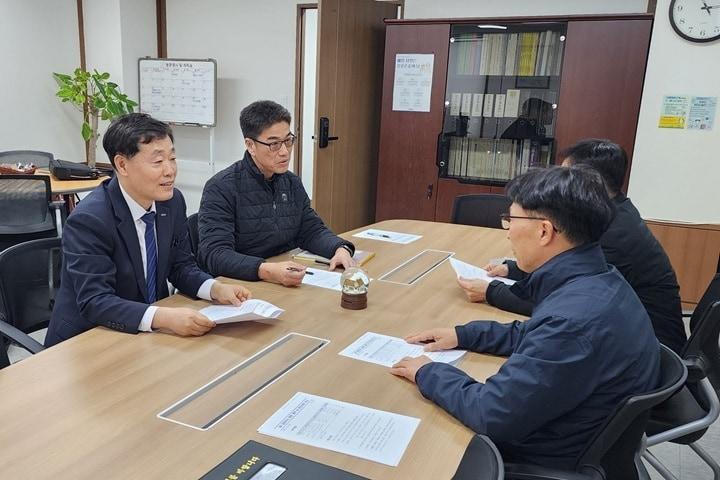 본문 이미지 - 13일 정왕국 대표이사가 대전역을 찾아 SRT 차량 청소 용역사인 레일테크의 류영수 대표이사와 전방위 관리를 위한 방안을 협의하는 모습 (SR 제공)/뉴스1 ⓒ News1