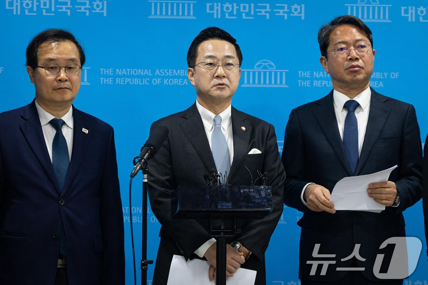 본문 이미지 - 윤석열 정권 정치검찰 조작기소 의혹 사건 진상규명 국정조사특별위원회 여당 간사인 더불어민주당 박성준 의원(가운데)과 특위 위원인 이건태(왼쪽), 김승원 의원. ⓒ 뉴스1 유승관 기자