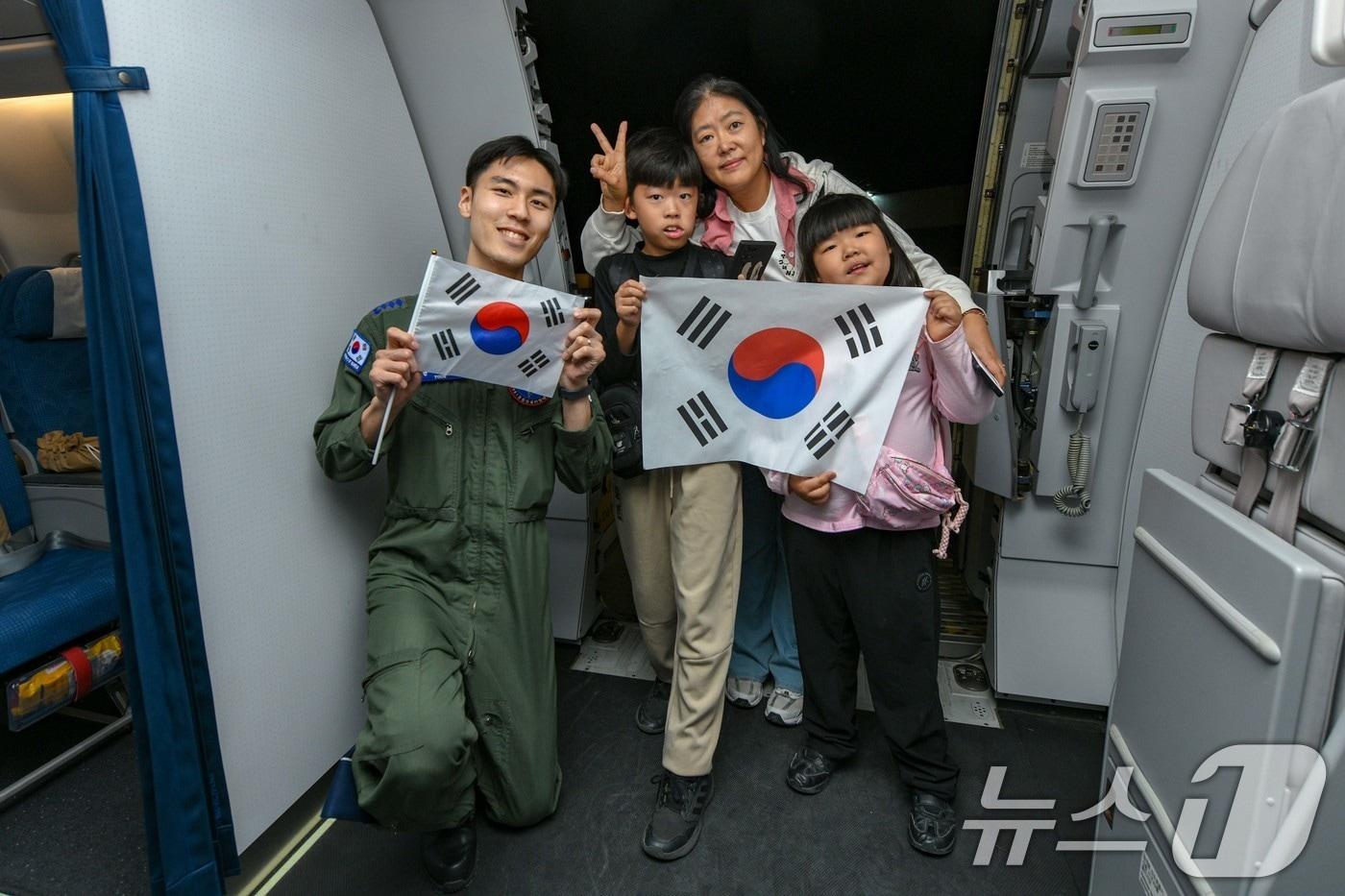 본문 이미지 - 15일 외교부와 국방부는 공군 다목적 수송기 KC-330 '시그너스' 1대가 지난 14일(현지시간) 사우디아라비아 리야드에서 한국인 204명과 외국 국적 가족 5명, 일본 국민 2명 등 총 211명을 태우고 출발했다고 밝혔다. 사진은 사우디아라비아에서 군 수송기에 탑승하며 기념촬영하는 중동체류 교민들. (외교부 제공, 재판매 및 DB금지) 2026.3.15 ⓒ 뉴스1