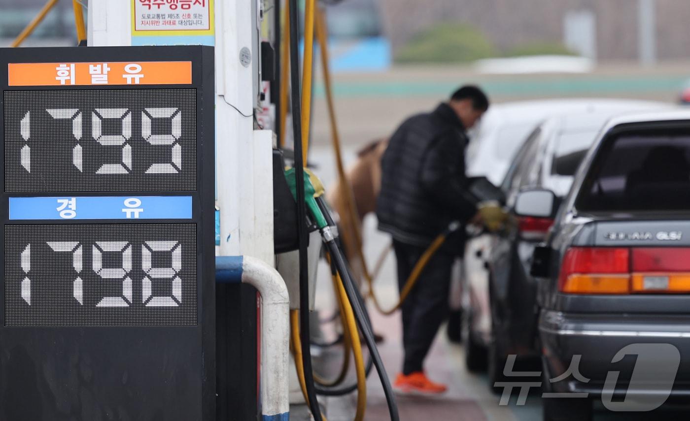 본문 이미지 - 석유 최고가격제 시행 첫 주말을 맞은 15일 한 주유소에서 시민들이 주유를 하고 있다. (자료사진)/뉴스1 DB