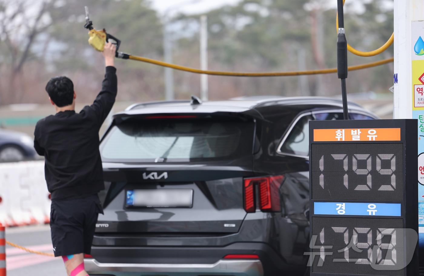 본문 이미지 - 석유 최고가격제 시행 첫 주말을 맞은 15일 서울 서초구 만남의광장 주유소에서 시민들이 주유를 하고 있다. 유가정보시스템 오피넷에 따르면 이날 오전 10시25분 기준 전국 주유소 평균 휘발유 가격은 리터(ℓ)당 1842.1원으로 전날보다 3.2원 하락했다. 같은 시각 경유 가격은 1843.5원으로 4.5원 내렸다. 2026.3.15 ⓒ 뉴스1 김성진 기자