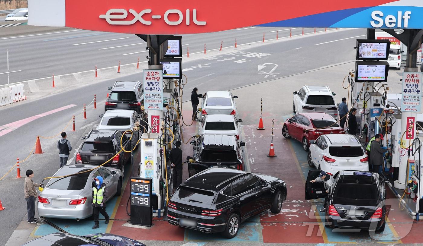 본문 이미지 - 석유 최고가격제 시행 첫 주말을 맞은 15일 서울 서초구 만남의광장 주유소에서 시민들이 주유를 하고 있다. 유가정보시스템 오피넷에 따르면 이날 오전 10시25분 기준 전국 주유소 평균 휘발유 가격은 리터(ℓ)당 1842.1원으로 전날보다 3.2원 하락했다. 같은 시각 경유 가격은 1843.5원으로 4.5원 내렸다. 2026.3.15 ⓒ 뉴스1 김성진 기자