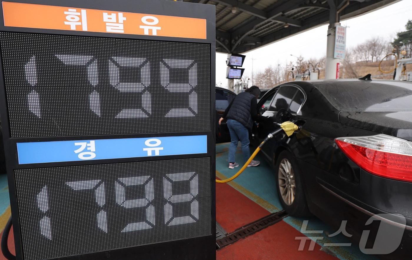 본문 이미지 - 석유 최고가격제 시행 첫 주말을 맞은 15일 서울 서초구 만남의광장 주유소에서 시민들이 주유를 하고 있다. 유가정보시스템 오피넷에 따르면 이날 오전 10시25분 기준 전국 주유소 평균 휘발유 가격은 리터(ℓ)당 1842.1원으로 전날보다 3.2원 하락했다. 같은 시각 경유 가격은 1843.5원으로 4.5원 내렸다. 2026.3.15 ⓒ 뉴스1 김성진 기자