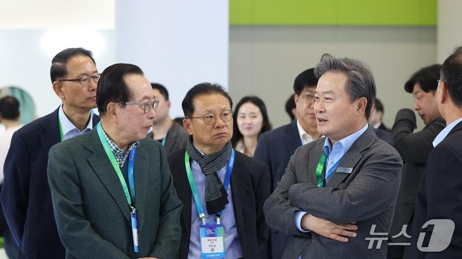 본문 이미지 - 이동채 에코프로 창업주(오른쪽)와 김재철 동원그룹 명예회장이 인터배터리2026 전시에서 대화를 나누고 있다.(에코프로 제공)