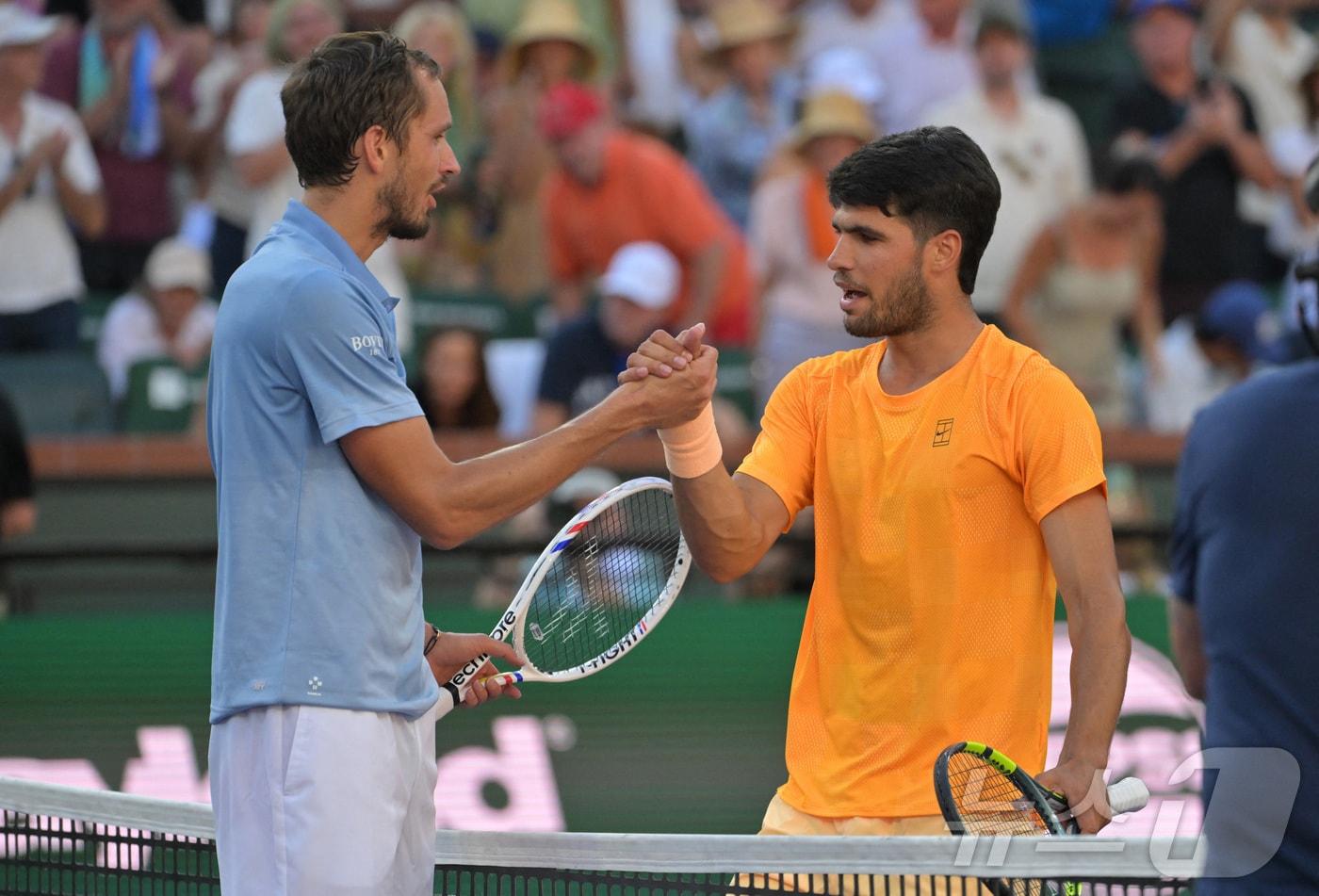 본문 이미지 - 다닐 메드베데프(왼쪽)가 15일(한국시간) 열린 ATP 투어 BNP 파리바오픈 단식 4강에서 카를로스 알카라스를 2-0으로 제압했다. ⓒ 로이터=뉴스1