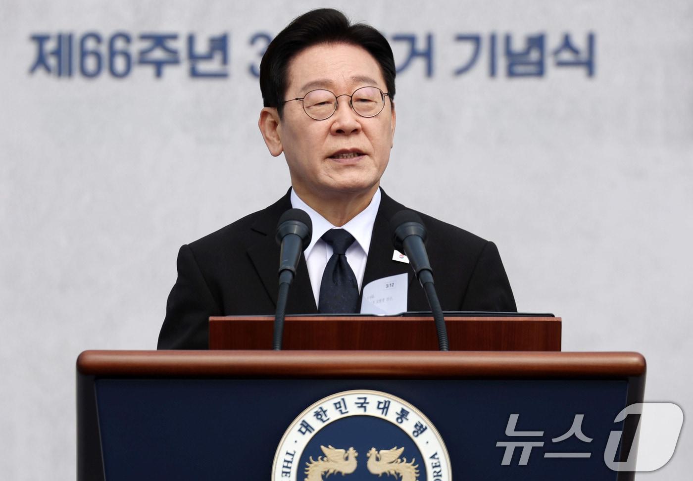 본문 이미지 - 이재명 대통령이 15일 창원 국립 3·15 민주묘지에서 열린 제66주년 3·15의거 기념식에서 기념사를 하고 있다. 2026.3.15 ⓒ 뉴스1 이재명 기자