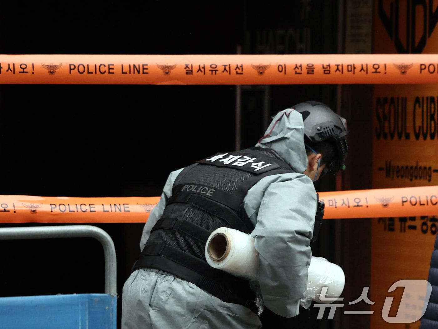 본문 이미지 - 15일 오전 서울 중구 소공동의 한 캡슐호텔에서 전날 화재사고가 발생, 경찰과 소방당국 등 관계자들이 합동감식을 진행하고 있다. 이 사고로 외국인 8명을 포함해 총 10명이 다친 것으로 파악됐다. 2026.3.15 ⓒ 뉴스1 황기선 기자