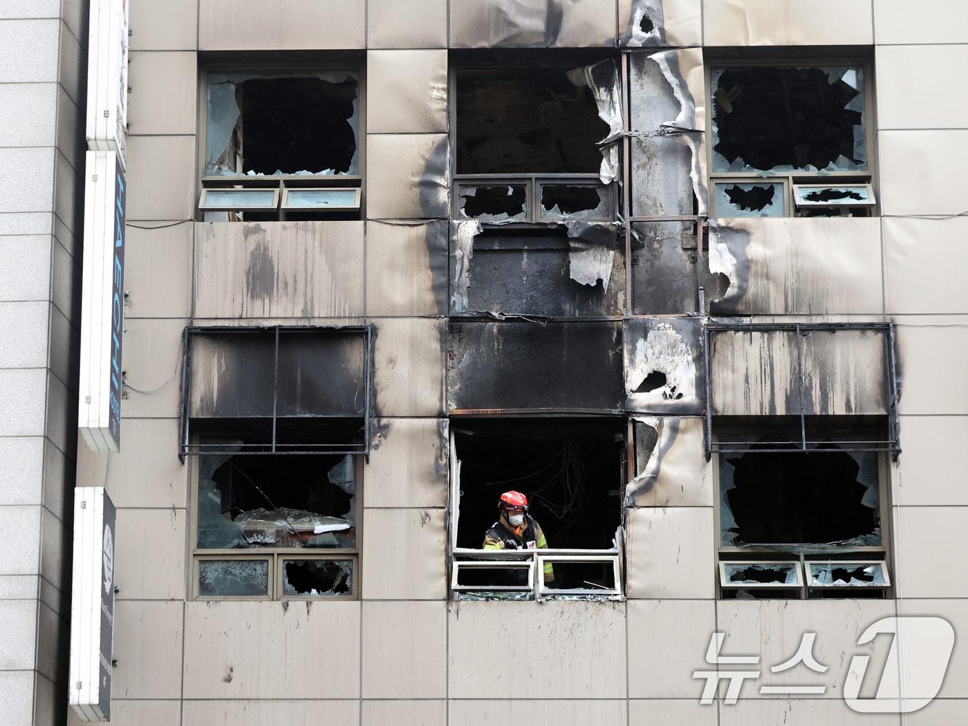 본문 이미지 - 15일 오전 서울 중구 소공동의 한 캡슐호텔에서 전날 화재사고가 발생, 경찰과 소방당국 등 관계자들이 합동감식을 진행하고 있다. 이 사고로 외국인 8명을 포함해 총 10명이 다친 것으로 파악됐다. 2026.3.15 ⓒ 뉴스1 황기선 기자