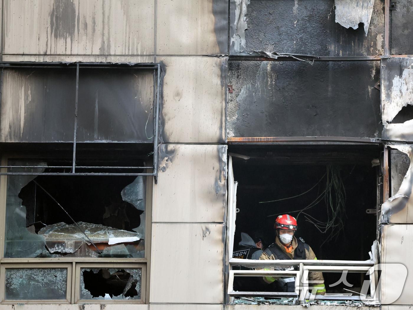 본문 이미지 - 15일 오전 서울 중구 소공동의 한 캡슐호텔에서 전날 화재사고가 발생, 경찰과 소방당국 등 관계자들이 합동감식을 진행하고 있다. 이 사고로 외국인 8명을 포함해 총 10명이 다친 것으로 파악됐다. 2026.3.15 ⓒ 뉴스1 황기선 기자