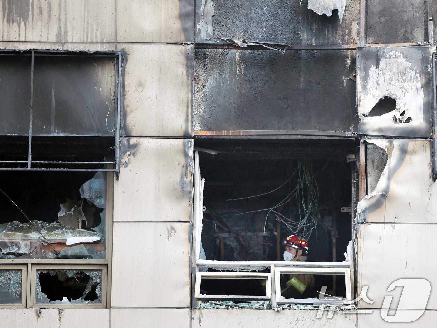 본문 이미지 - 15일 오전 서울 중구 소공동의 한 캡슐호텔에서 전날 화재사고가 발생, 경찰과 소방당국 등 관계자들이 합동감식을 진행하고 있다. 이 사고로 외국인 8명을 포함해 총 10명이 다친 것으로 파악됐다. 2026.3.15 ⓒ 뉴스1 황기선 기자