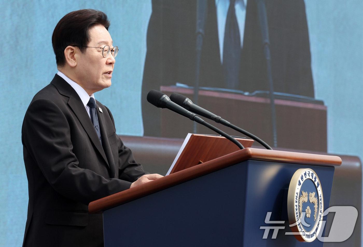 본문 이미지 - 이재명 대통령이 15일 창원 국립 3·15 민주묘지에서 열린 제66주년 3·15의거 기념식에서 기념사를 하고 있다. 2026.3.15 ⓒ 뉴스1 이재명 기자