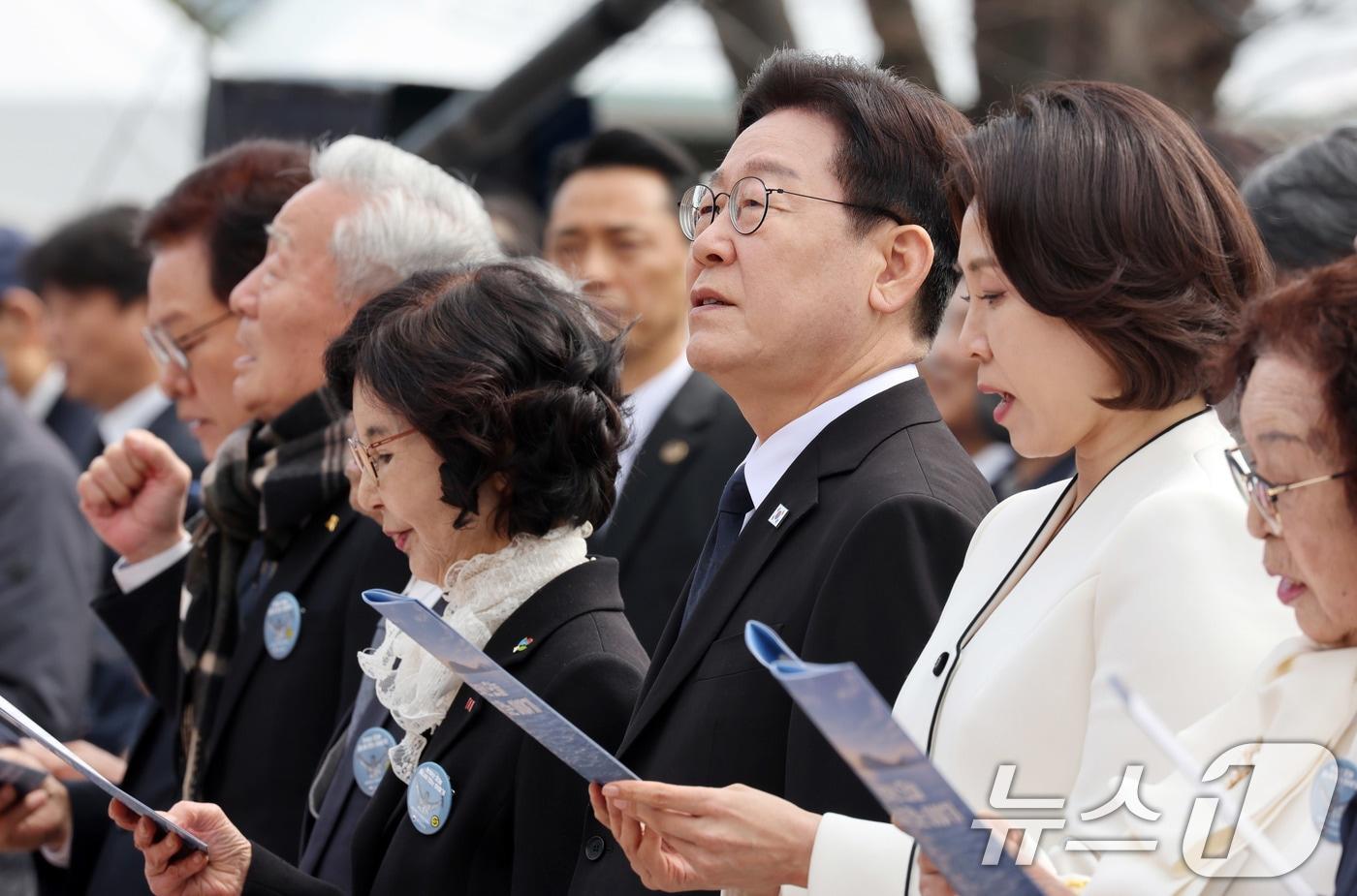 본문 이미지 - 이재명 대통령과 김혜경 여사가 지난 15일 창원 국립 3·15 민주묘지에서 열린 제66주년 3·15의거 기념식에서 노래를 제창하고 있다. 2026.3.15 ⓒ 뉴스1 이재명 기자
