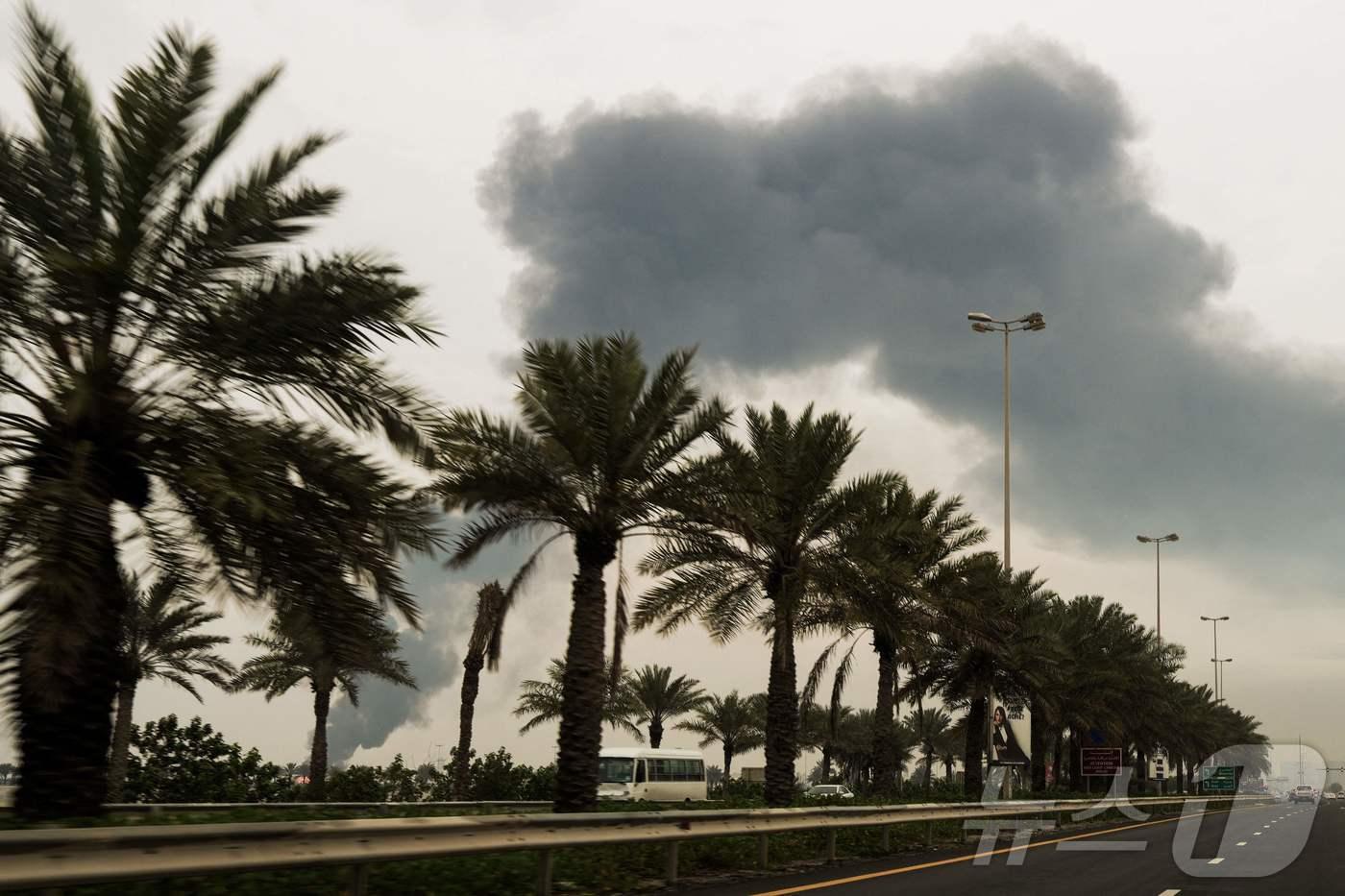 본문 이미지 - 바레인 무라하크에서 12일(현지시간) 이란의 연료 탱크 공격이 보고된 후 연기 기둥이 솟아오르고 있다. 2026.3.12 ⓒ AFP=뉴스1