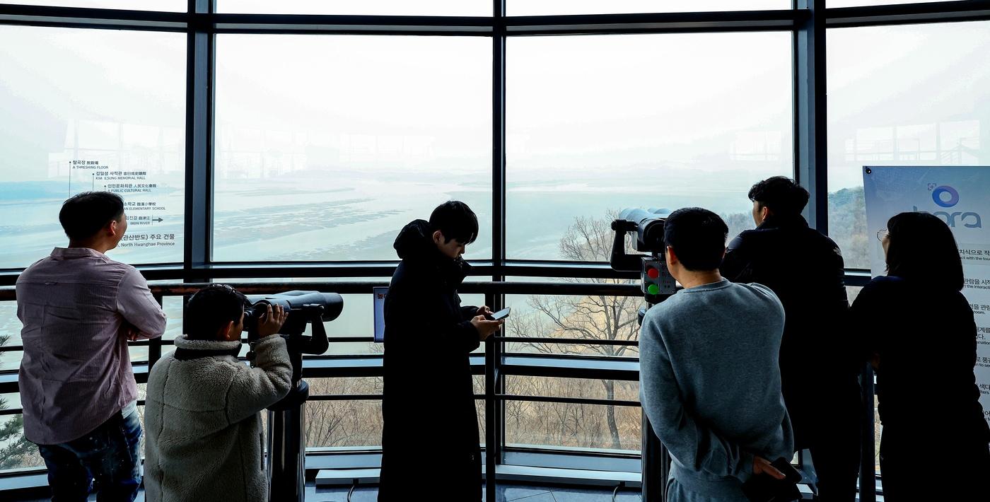 본문 이미지 - 지난달 15일 경기 파주시 오두산통일전망대에서 외국인 관광객들이 북한을 바라보고 있다. 2026.3.15 ⓒ 뉴스1 이호윤 기자