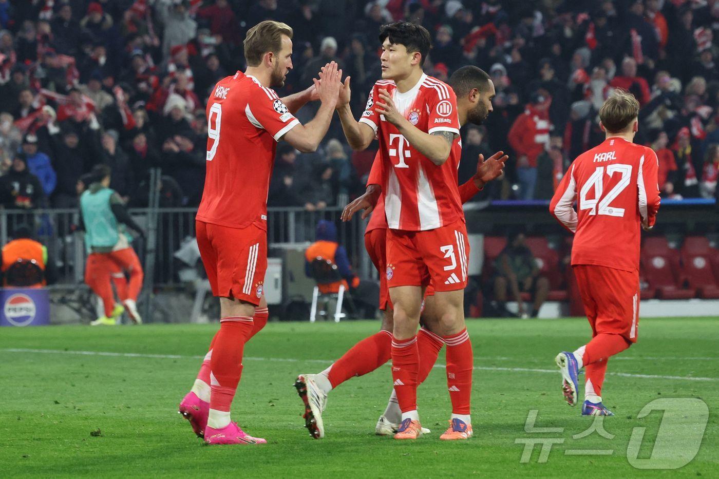 본문 이미지 - 바이에른 뮌헨의 김민재(가운데)ⓒ AFP=뉴스1