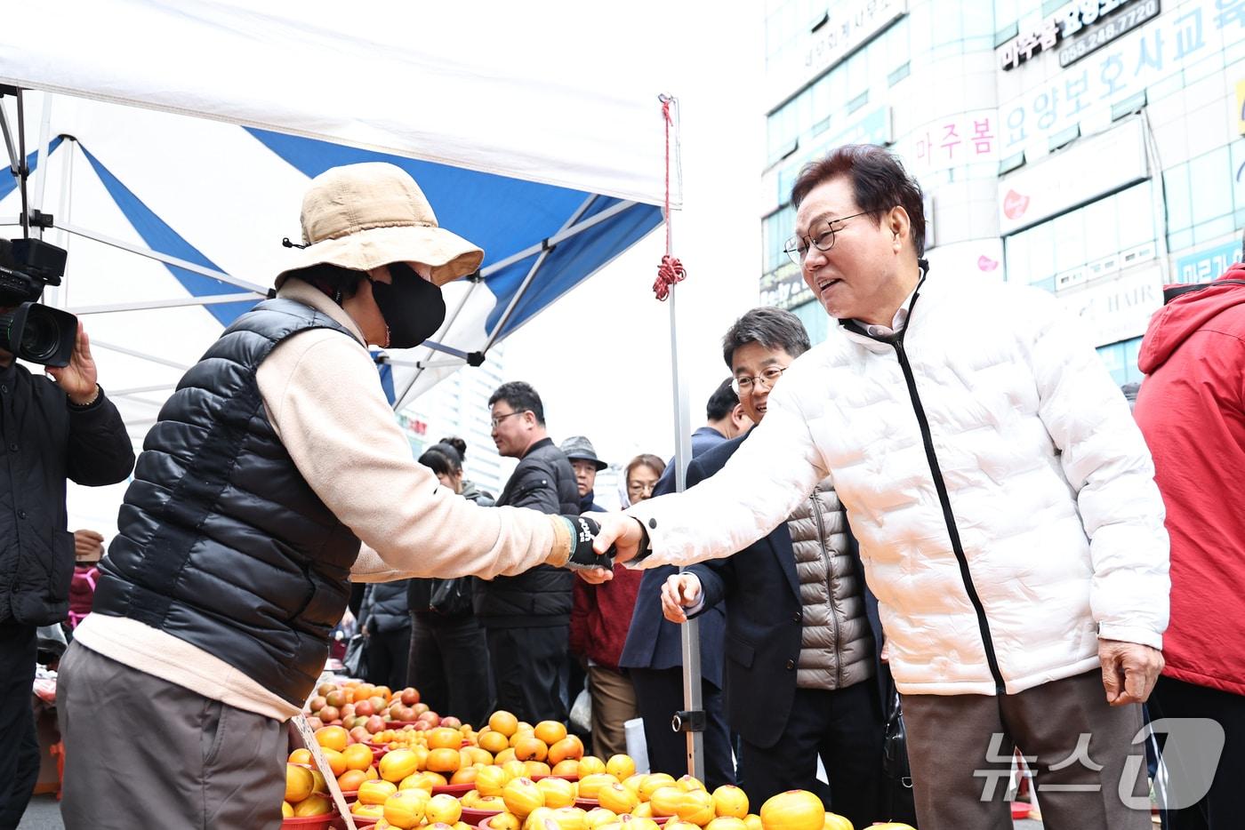 본문 이미지 - 15일 시장상인과 인사를 나누는 박완수 경남도지사 (경남도 제공. 재판매 및 DB금지)