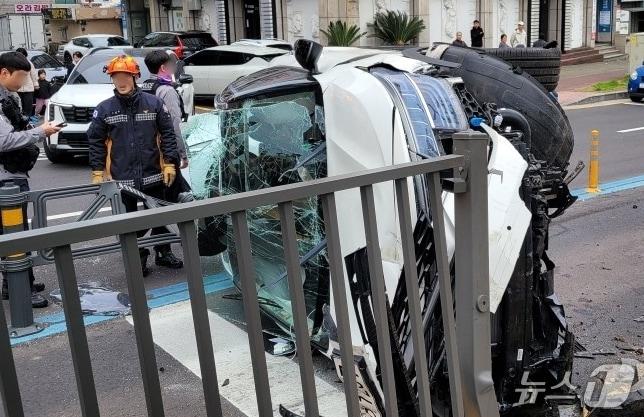 본문 이미지 - 15일 오후 제주시내에서 발생한 승용차 전도 사고.(제주도소방안전본부 제공. 재판매 및 DB 금지)