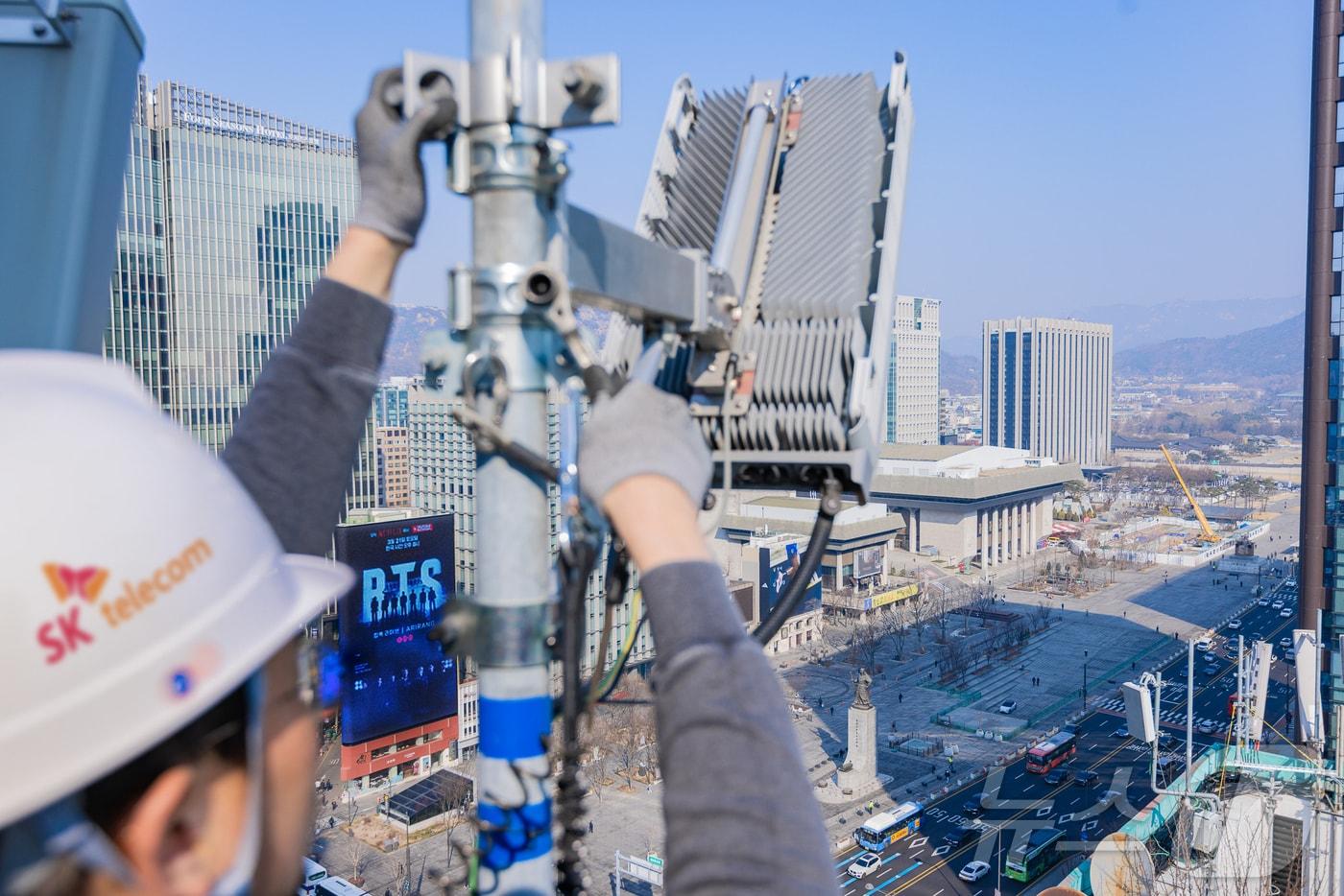 본문 이미지 - 서울 광화문 주변의 통신 장비를 점검 중인 SKT 직원들의 모습. (SK텔레콤 제공. 재판매 및 DB 금지) 2026.3.15 ⓒ 뉴스1