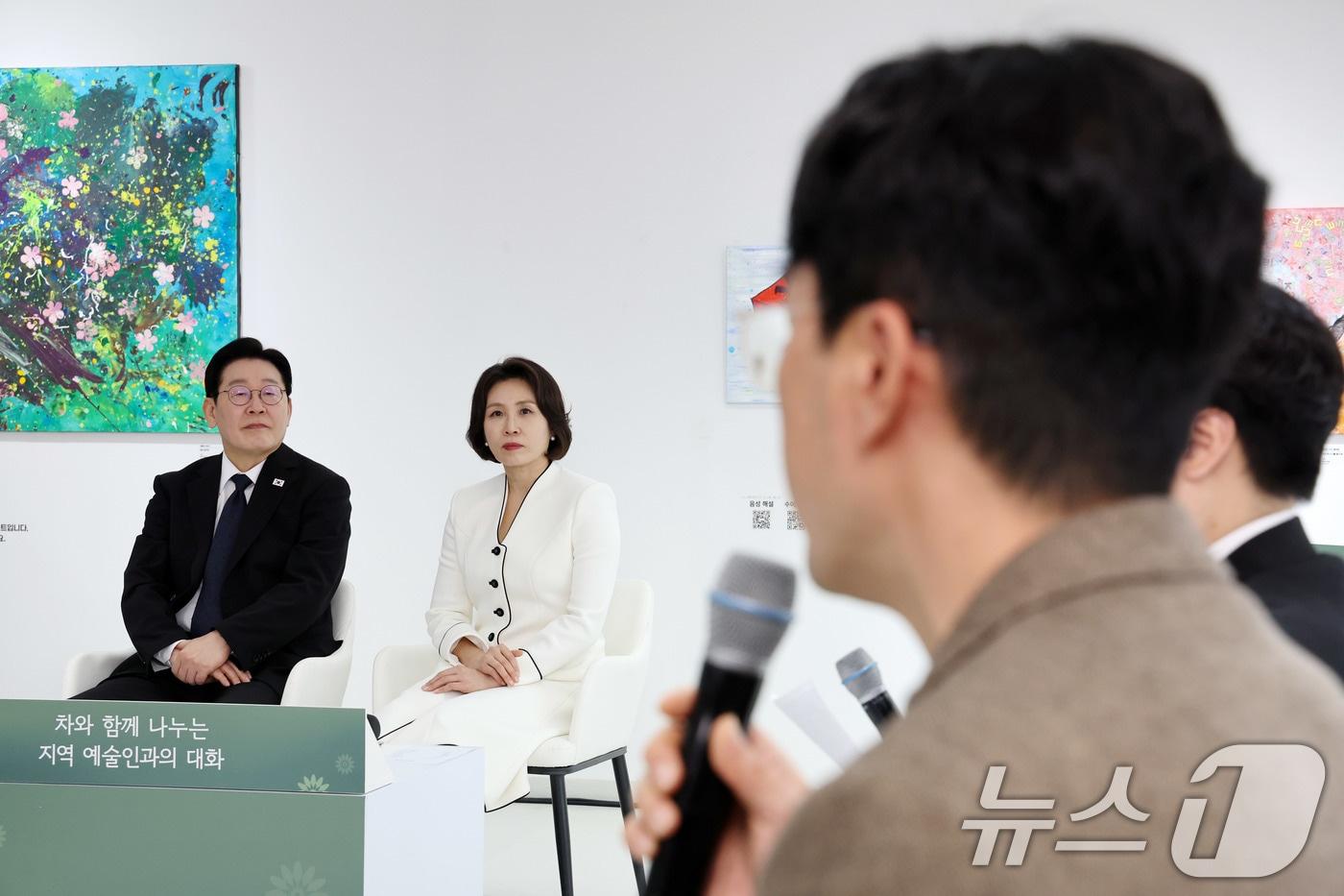 본문 이미지 - 이재명 대통령과 김혜경 여사가 15일 창원 창동예술촌 아트센터에서에서 열린 차와 함께 나누는 지역예술인과의 대화에서 참석자의 발언을 경청하고 있다. 2026.3.15 ⓒ 뉴스1 이재명 기자