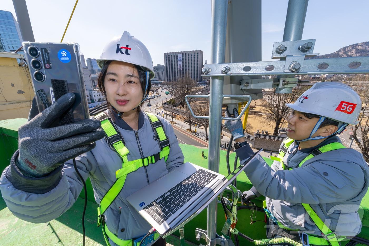 본문 이미지 - KT가 오는 21일 서울 광화문광장에서 열리는 대규모 공연에 대비해 안정적인 통신 서비스를 제공하기 위한 ‘네트워크 집중 관리 체계’를 가동한다고 15일 밝혔다. 사진은 KT 직원들이 종로구 광화문 일대 기지국을 점검하는 모습 (KT 제공. 재판매 및 DB 금지) . 2026.3.15 ⓒ 뉴스1